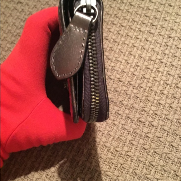 AUTHENTIC BURBERRY COMPACT WALLET IN GOOD PRE-LOVED CONDITION. ONLY $138.00.🔥🔥 - Picture 8 of 14